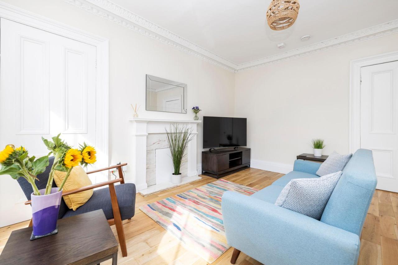 2 Bedroom Apartment On Peebles High Street Kültér fotó